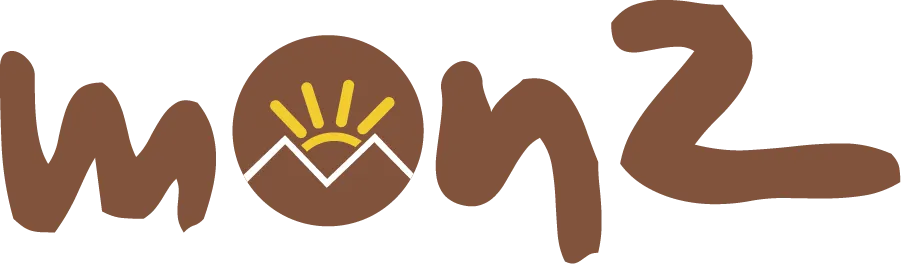 Logo mit dem Schriftzug 'monz', wobei der Buchstabe 'o' als brauner Kreis mit stilisiertem Sonnenaufgang über Bergen gestaltet ist.