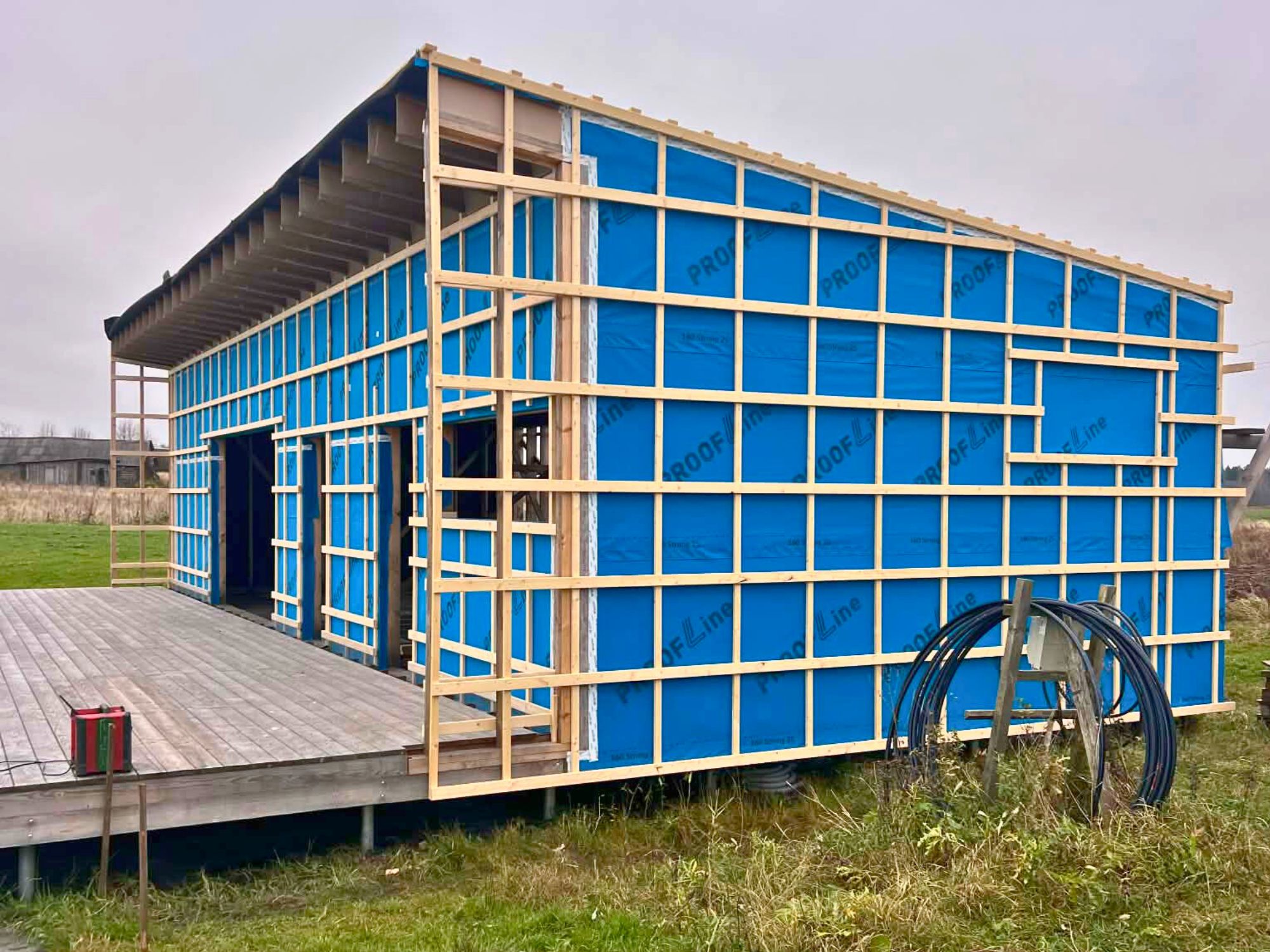 Karkasiniai pastatai Lietuvoje – vasarnamio statybos procesas ir medinių konstrukcijų montavimas. „Šiaurės pirtys“ atlieka karkasinių namų, pirčių ir poilsio pastatų statybą nuo laikančiojo karkaso surinkimo iki pilnos išorės ir terasų įrengimo. Statome tvirtus, ilgaamžius ir energiškai efektyvius karkasinius pastatus visoje Lietuvoje.