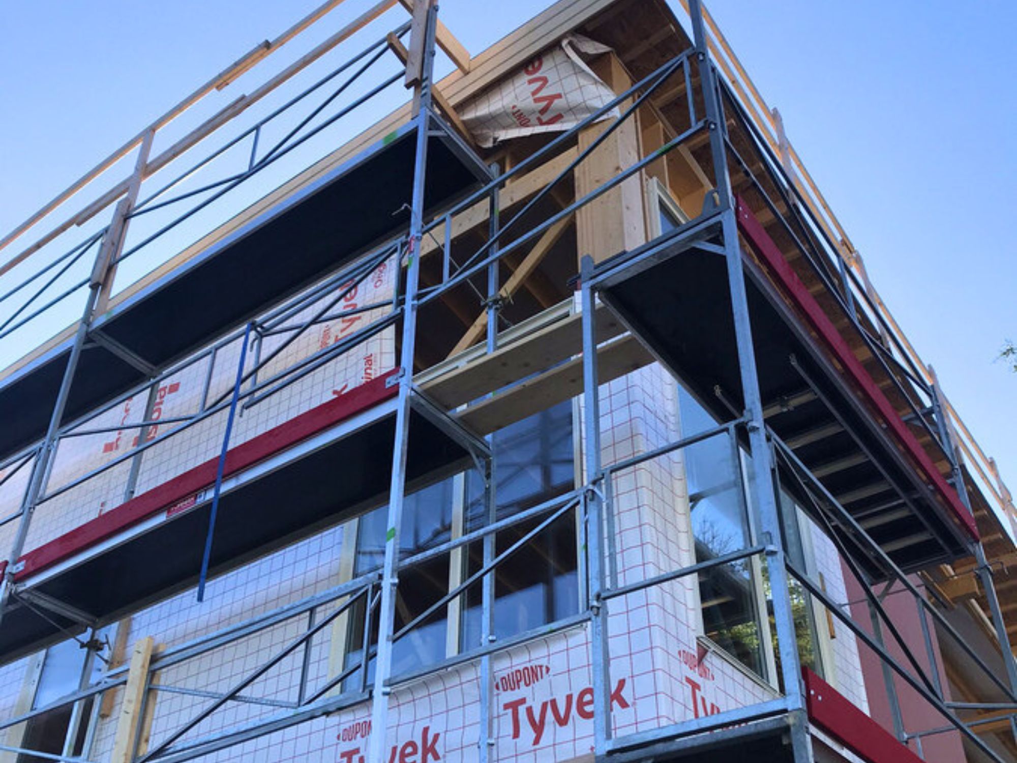 Karkasiniai pastatai Lietuvoje – fasado renovacija ir atnaujinimo darbai. „Šiaurės pirtys“ atlieka karkasinių namų, pirčių ir poilsio pastatų statybą bei rekonstrukciją, modernizuoja medines konstrukcijas, fasadus ir išorės apdailą. Profesionalūs sprendimai ilgaamžei, tvirtai ir energiškai efektyviai karkasinei statybai visoje Lietuvoje.
