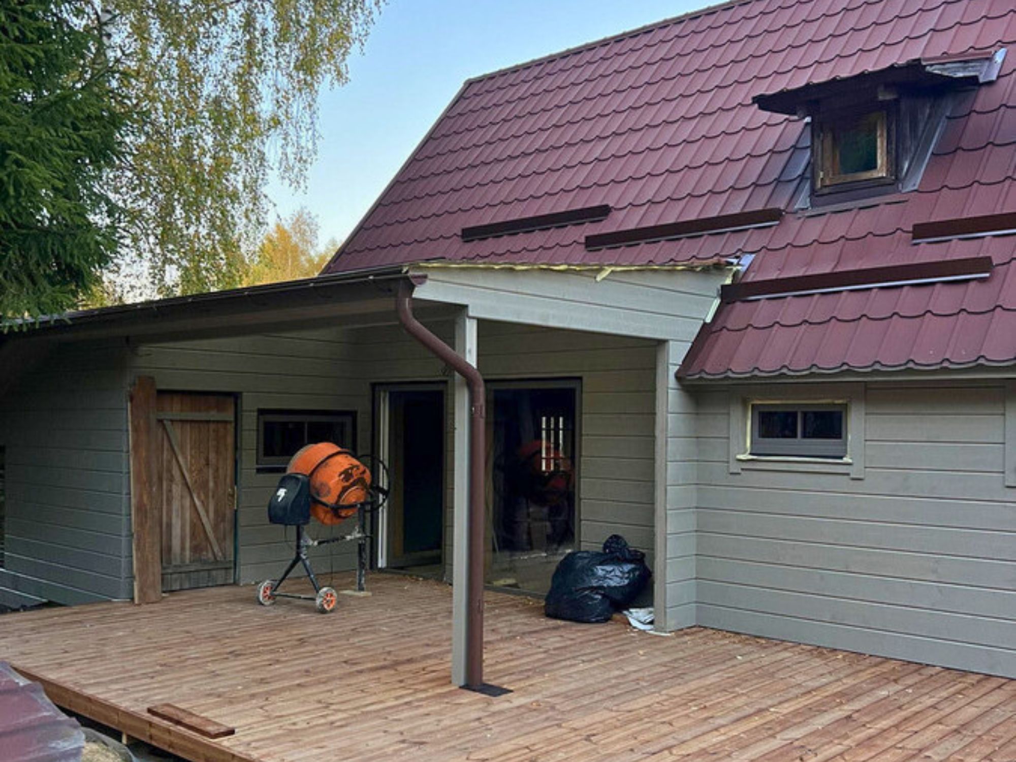 Karkasiniai pastatai Lietuvoje – vasarnamio renovacija ir terasos įrengimas. „Šiaurės pirtys“ atlieka karkasinių namų, pirčių ir poilsio pastatų statybą bei atnaujinimą, modernizuoja fasadus, konstrukcijas ir lauko erdves. Profesionalūs sprendimai ilgaamžei, tvirtai ir energiškai efektyviai karkasinei statybai visoje Lietuvoje.