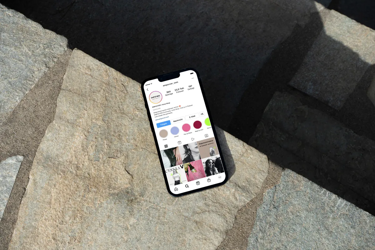 The Brand Gap Buch liegt auf einem Holzsessel