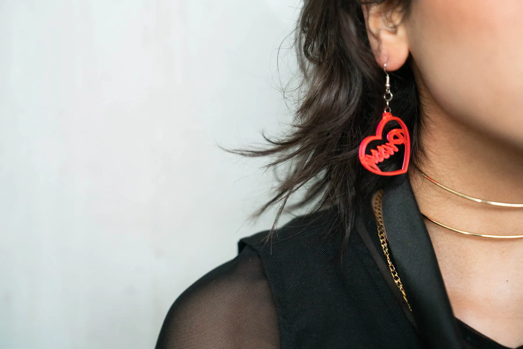 Frau mit Pussy-Ohrring in Herzform