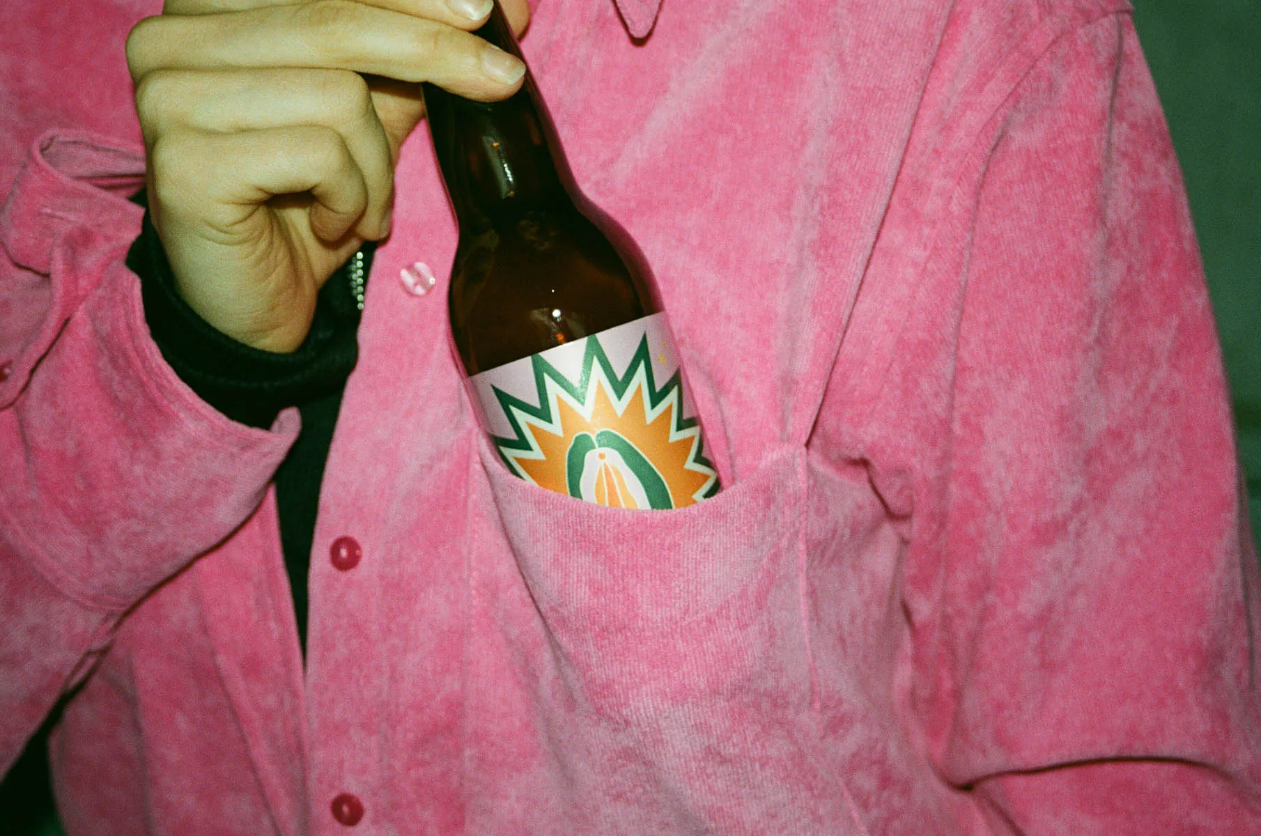 Frau steckt Muschicraft Bier in Tasche