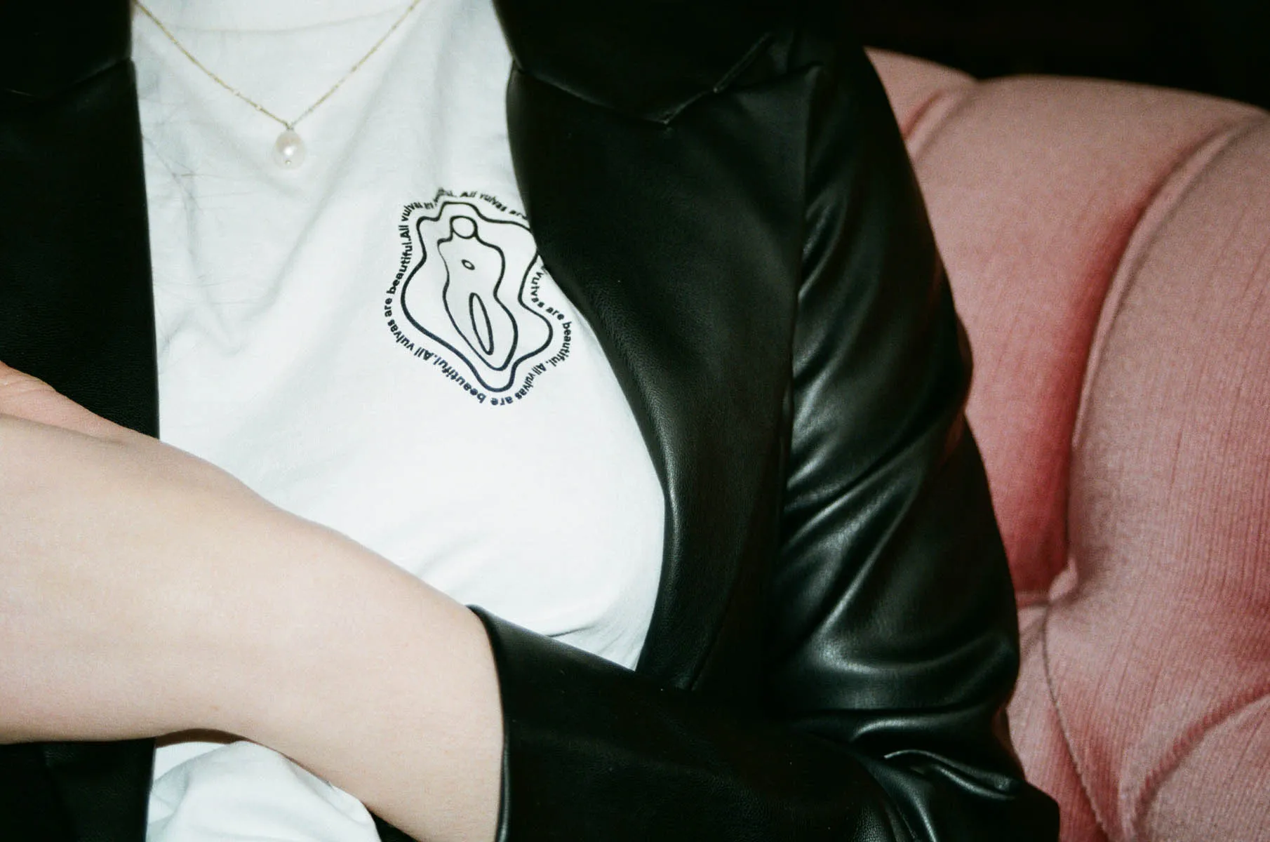 Frau trägt weißes Shirt mit einer Vulva