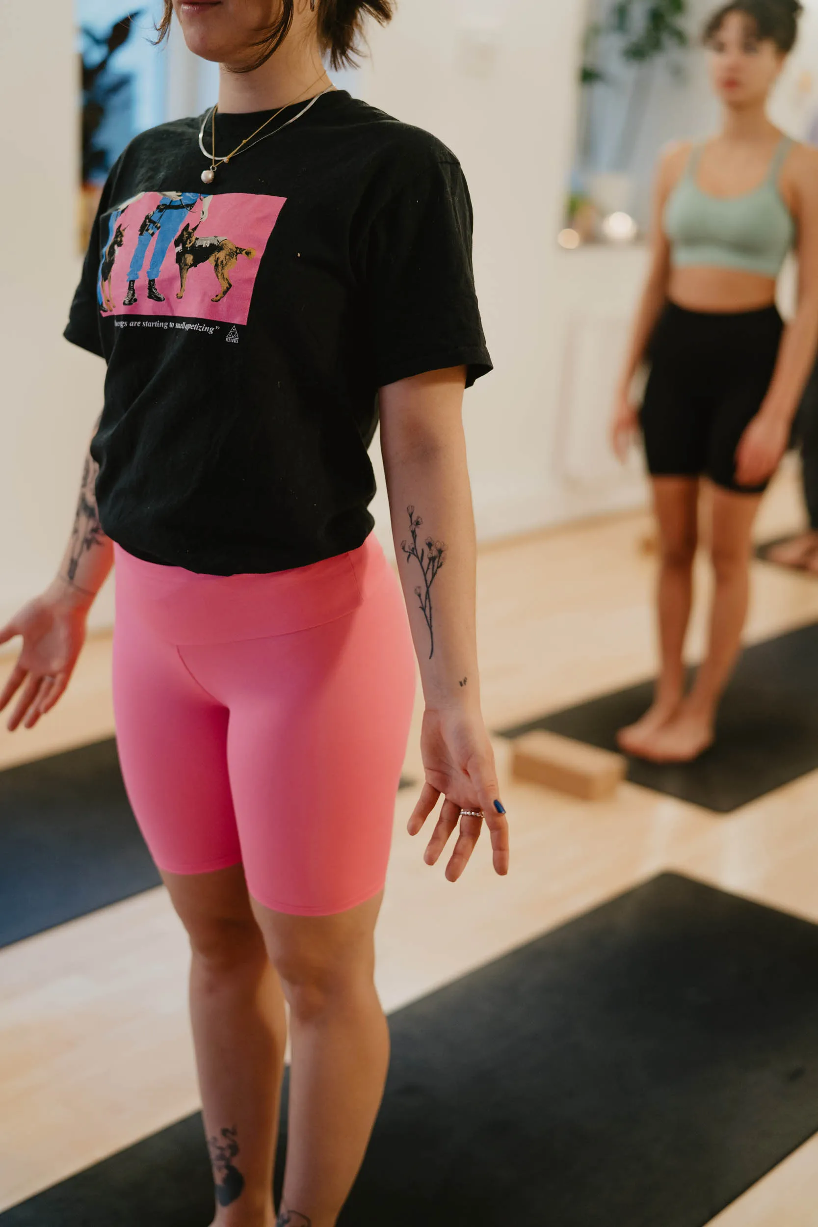 Frau in Yogapose in Yoga Dealerei