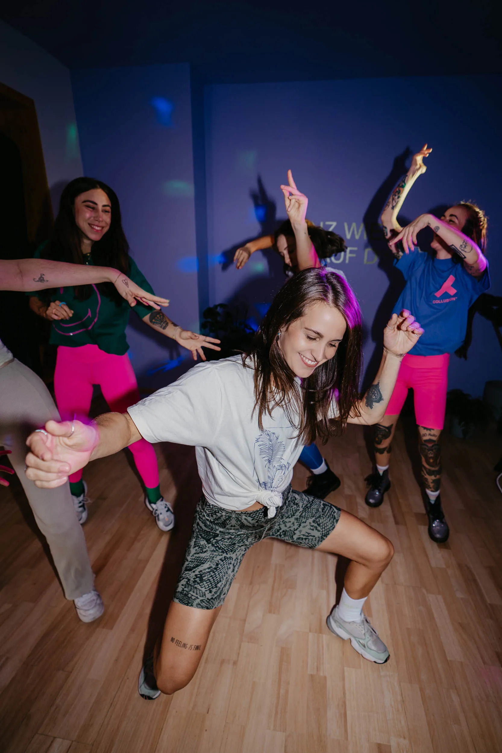 Tanzende Frauen in der Yoga Dealerei