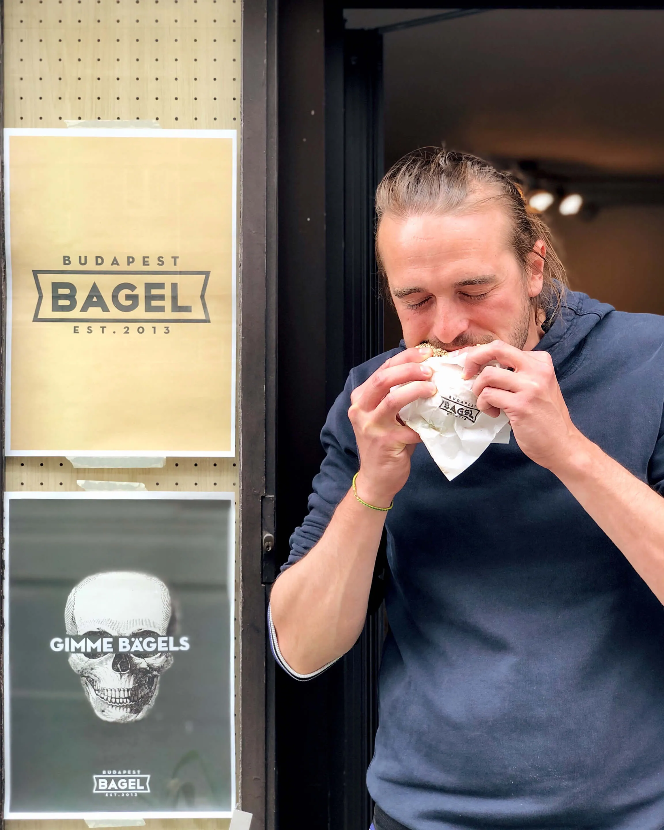 The Brand Gap Buch liegt auf einem Holzsessel