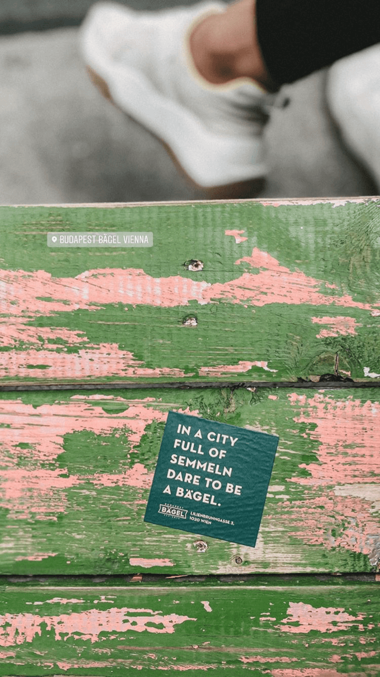 The Brand Gap Buch liegt auf einem Holzsessel