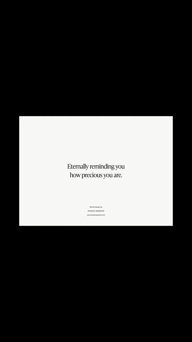 The Brand Gap Buch liegt auf einem Holzsessel