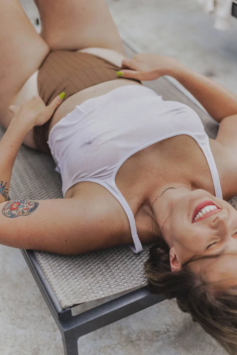 Frau liegt auf Sonnenliege