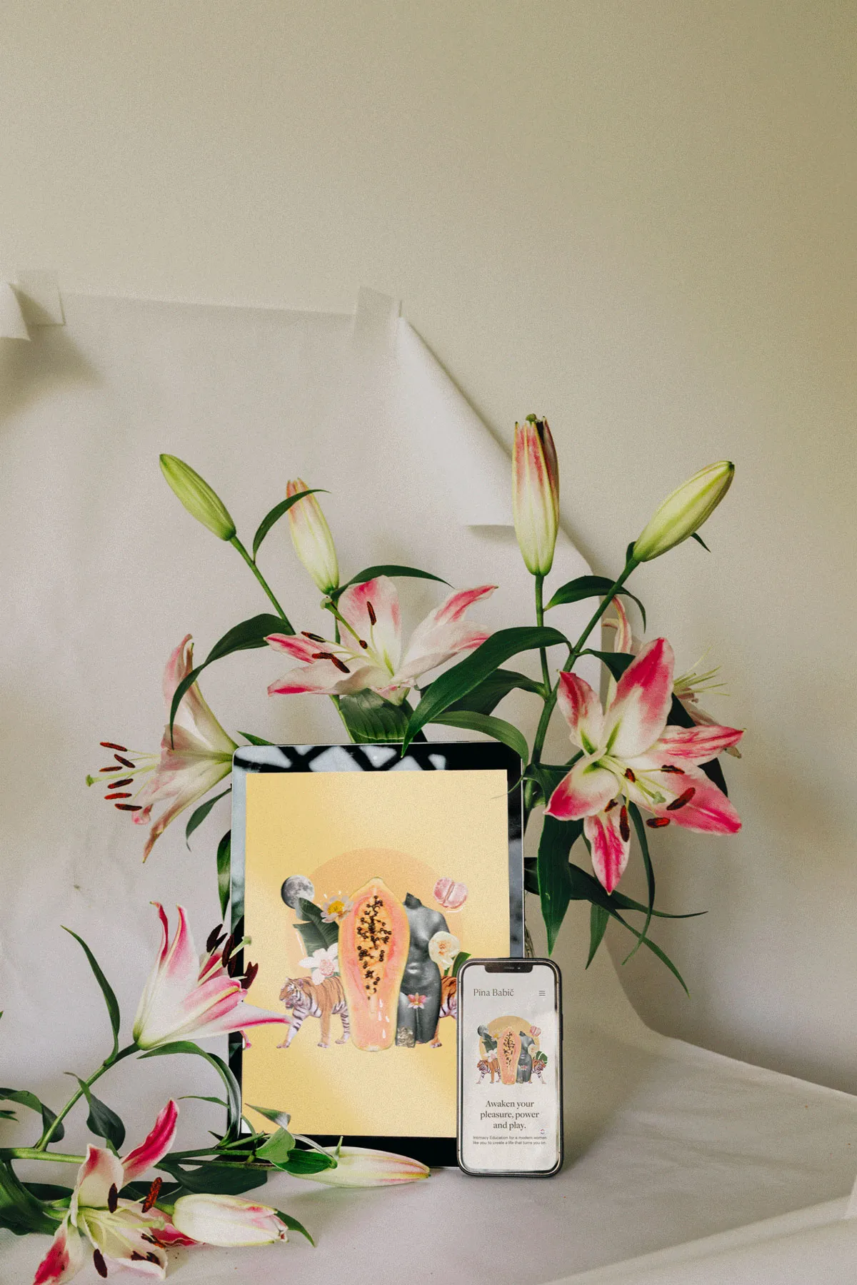 The Brand Gap Buch liegt auf einem Holzsessel