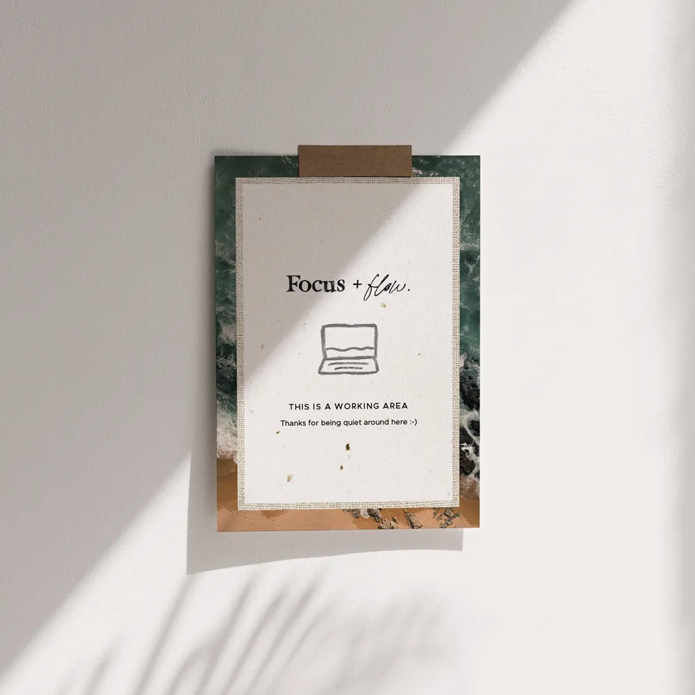 The Brand Gap Buch liegt auf einem Holzsessel