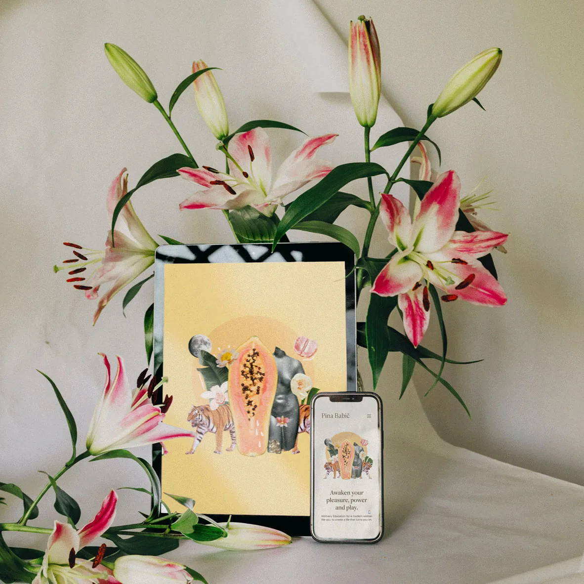 Ipad und Iphone vor roten Blumen