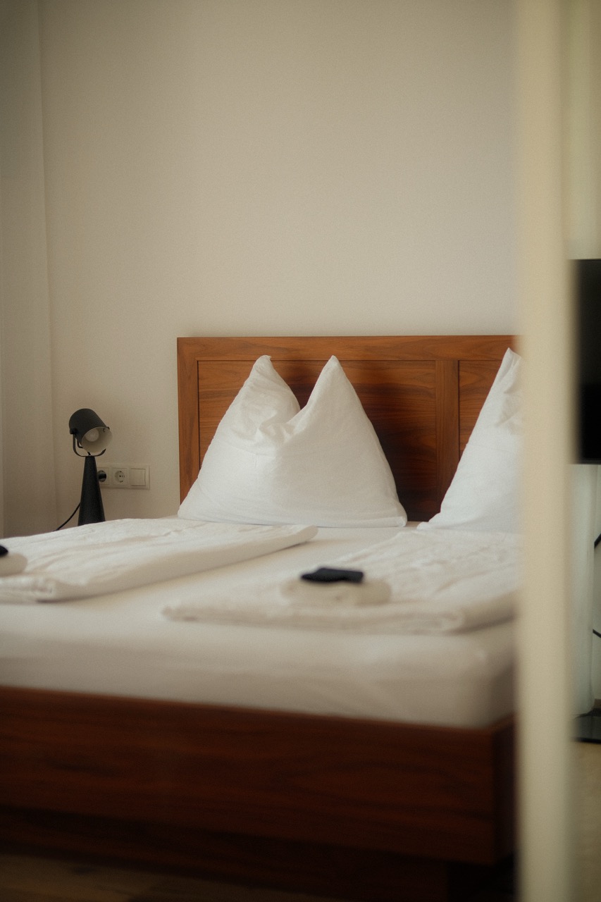 The Brand Gap Buch liegt auf einem Holzsessel