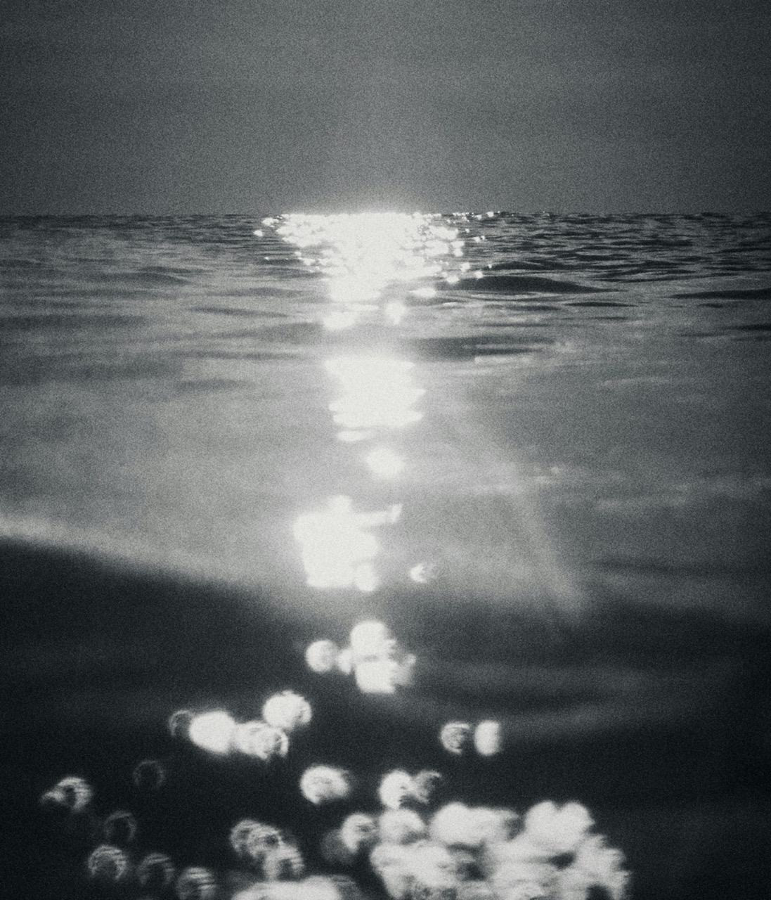 Schwarz-weiß Aufnahme von einem Meer