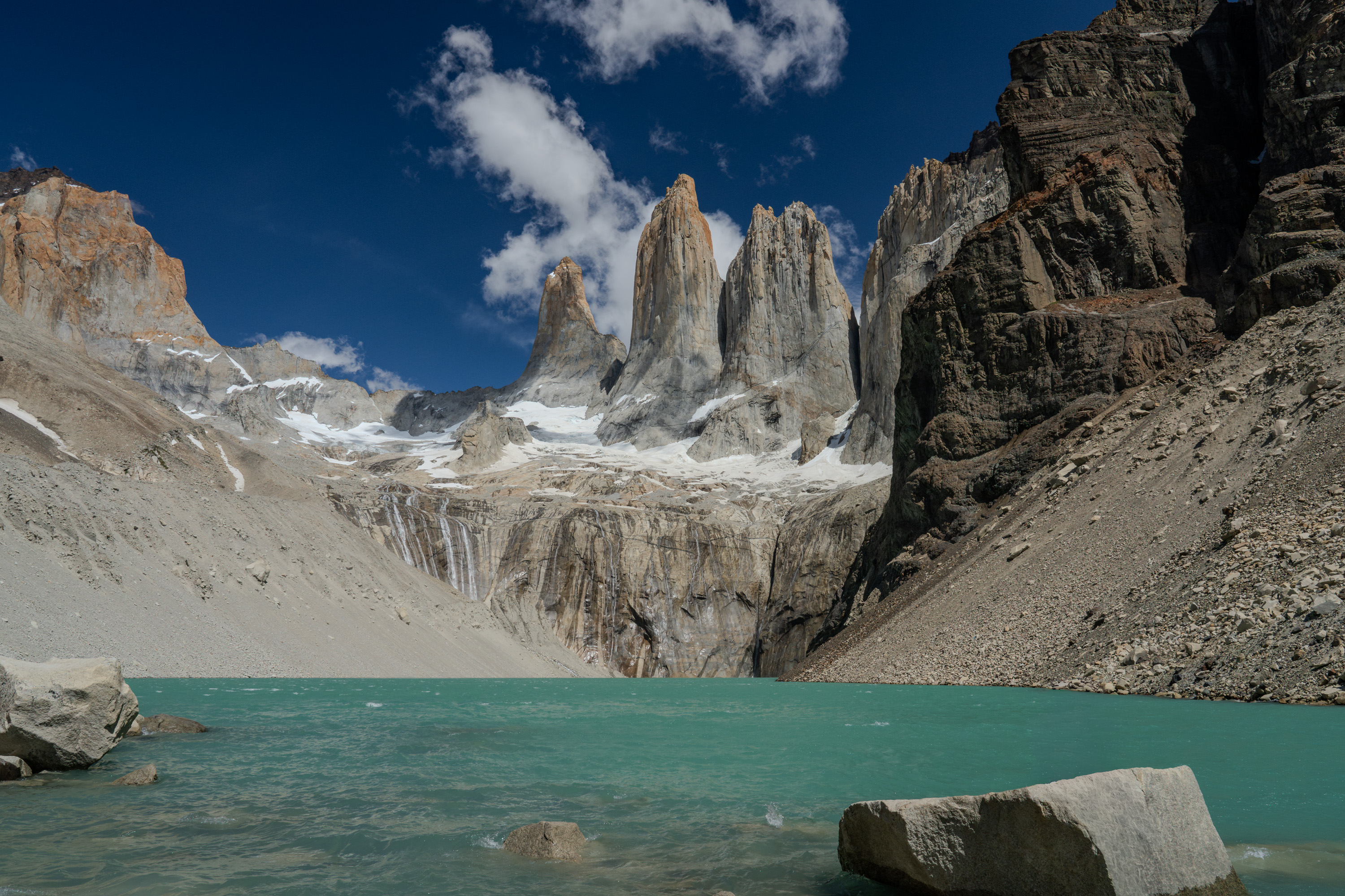Granittürme von Torres del Paine über einem türkisen Gletschersee in Patagonien