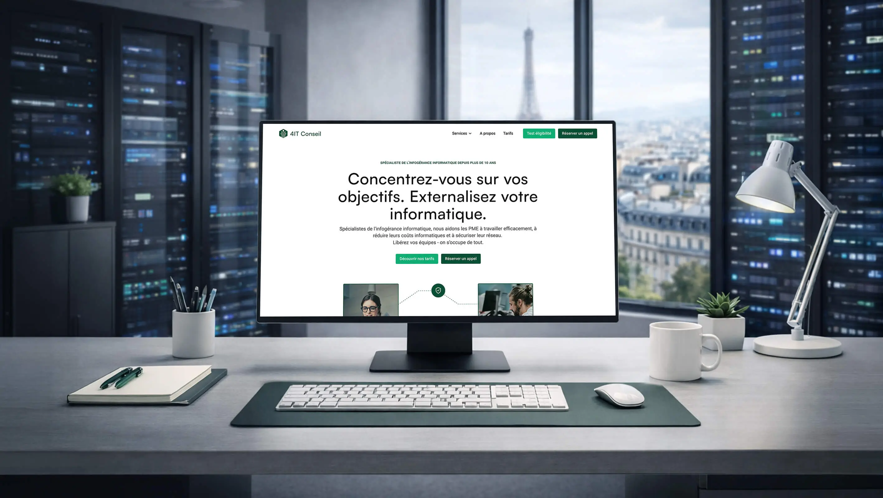 Mockup du site 4IT Conseil affiché sur un écran dans un bureau avec vue sur Paris, avec une interface d'infogérance informatique visible à l'écran