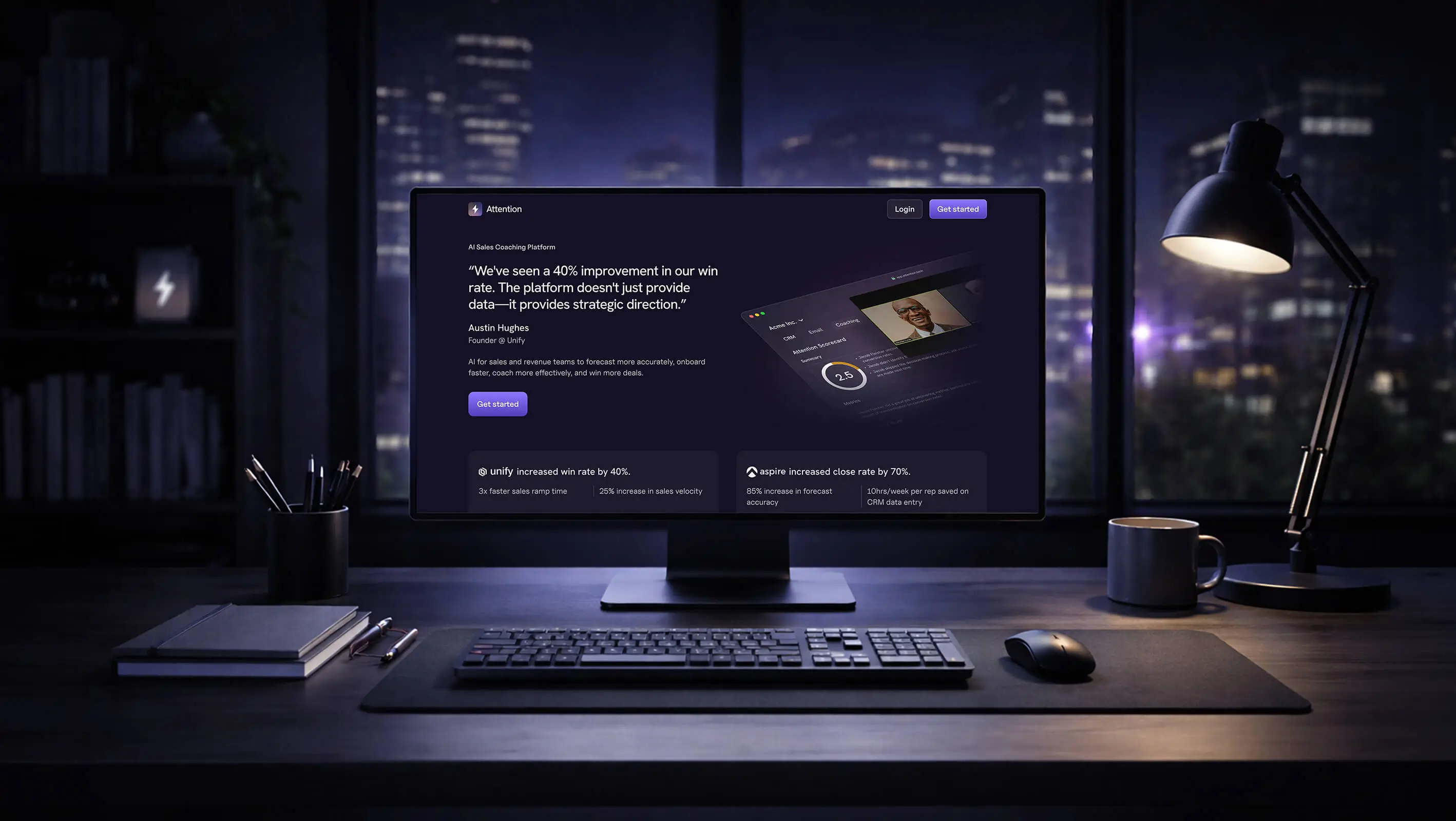 Mockup du site Attention affiché sur un écran dans un bureau sombre aux tons violets, avec une interface de coaching commercial IA et des métriques de performance visibles