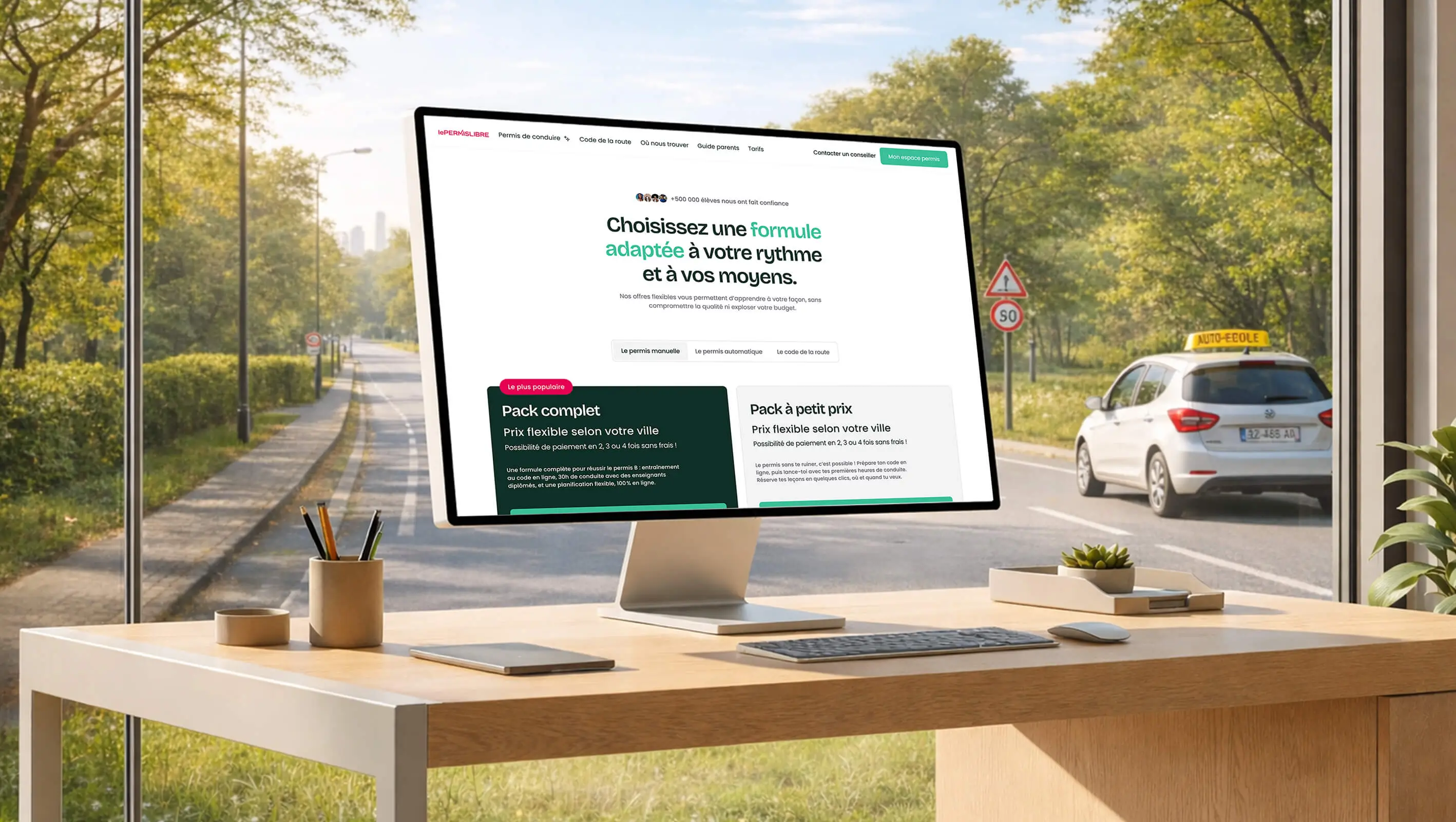 Mockup du site LePERMISLIBRE affiché sur un iMac dans un bureau lumineux, avec une interface de sélection de formules de permis de conduire en ligne visible à l'écran