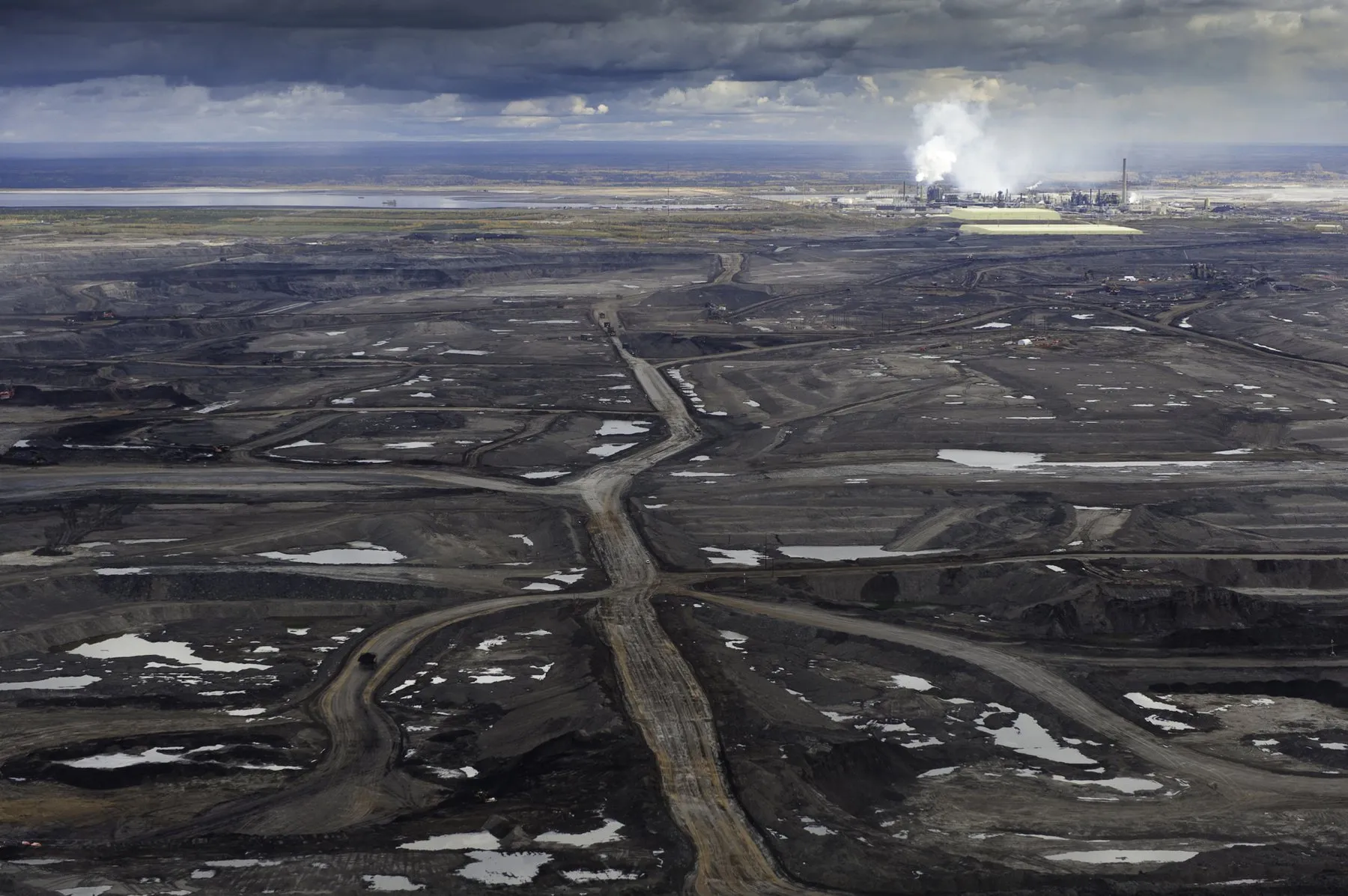 The sacrifice zone - tar sands mining in northern Alberta. 2010.
