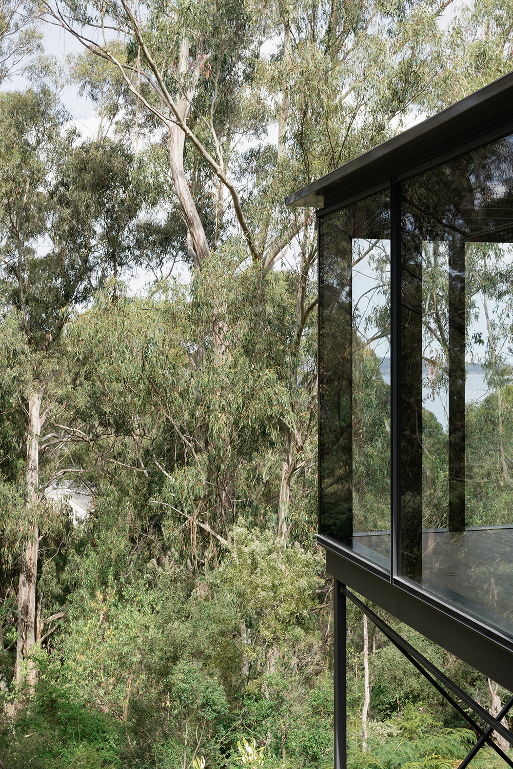 prefabricated house on steep site cantilever