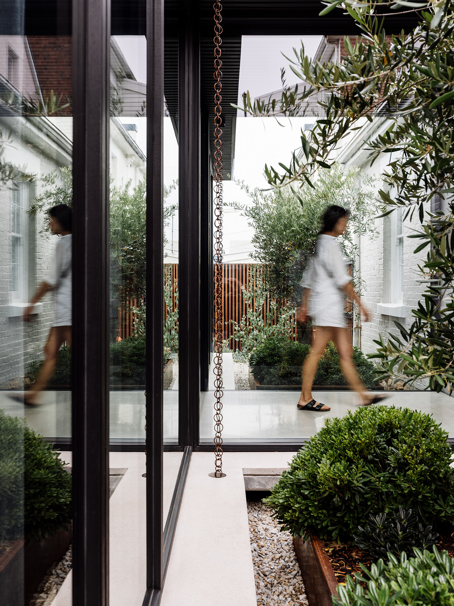 glazed hallway connects the new pavillion to original heritage cottage