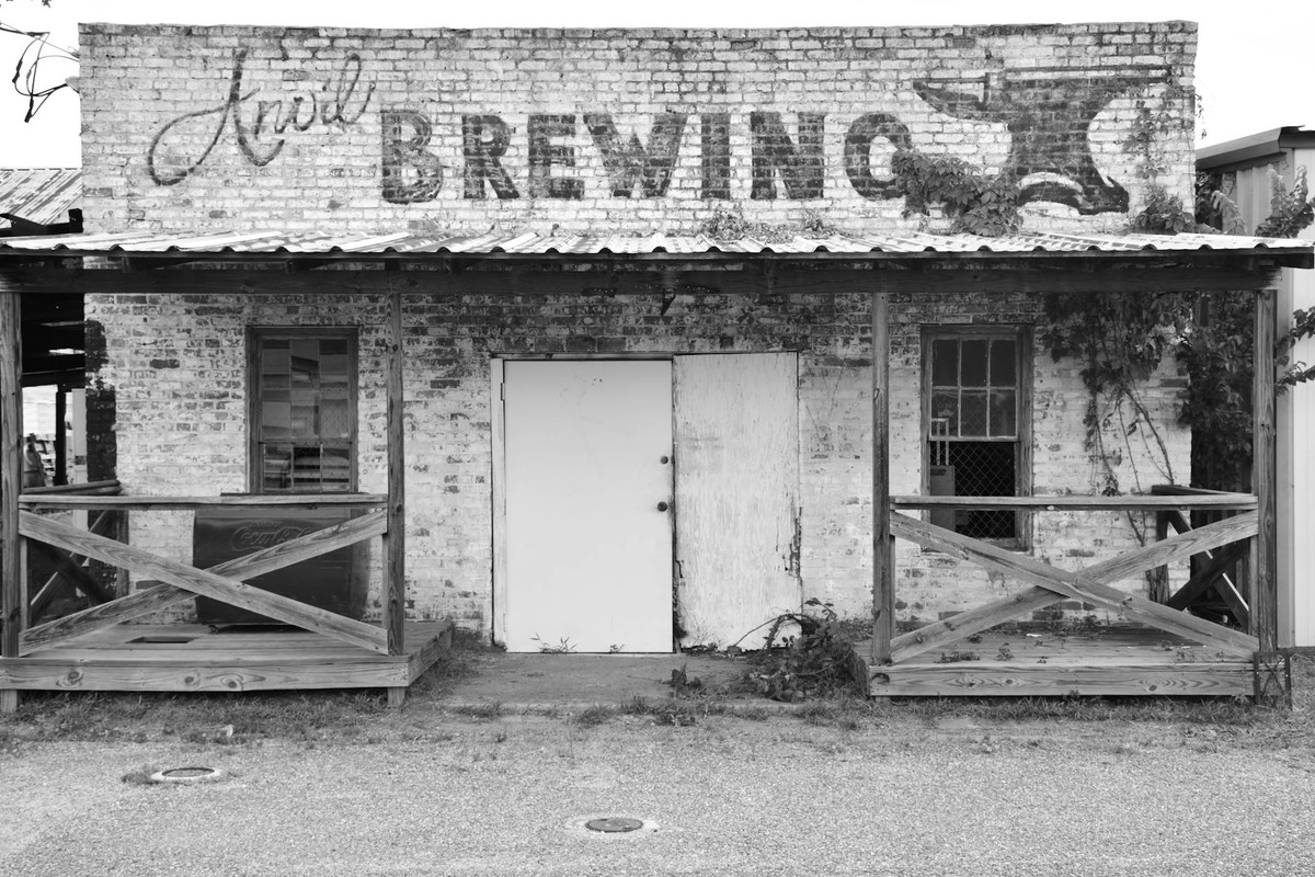 Black and white photo of the abandoned Anvil Brewing building in Pittsburg, Texas.