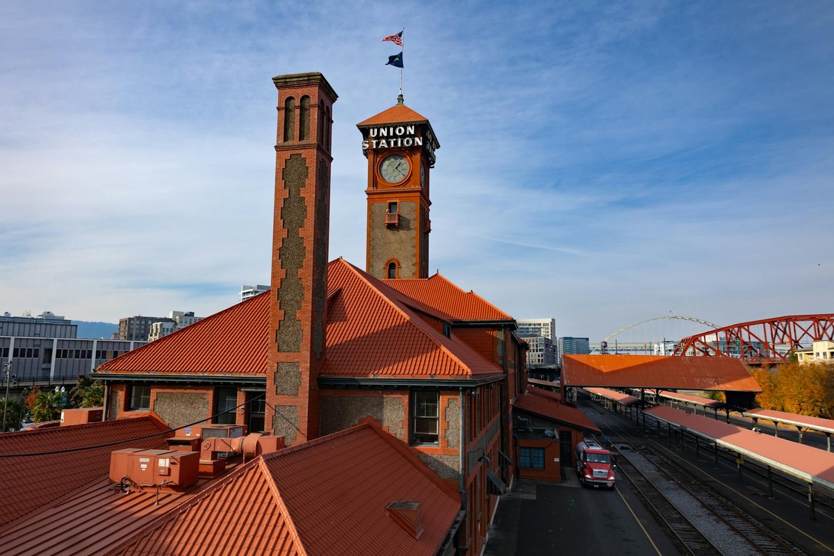 A scenic view of Union Station in Portland, Oregon, featuring its iconic architecture and railway tracks.