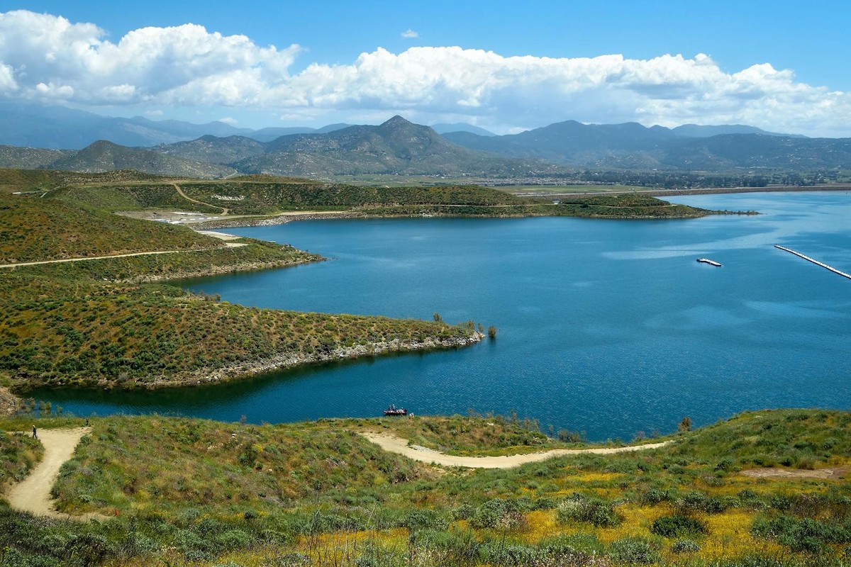 Seamless view of Diamond Valley Lake in Hemet, CA surrounded by lush hills.