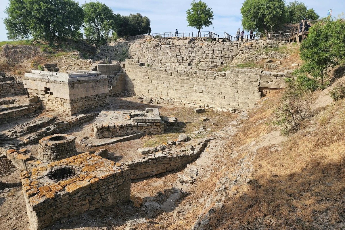 Explore the ancient ruins of Troy in Çanakkale, Turkey, a UNESCO World Heritage Site.