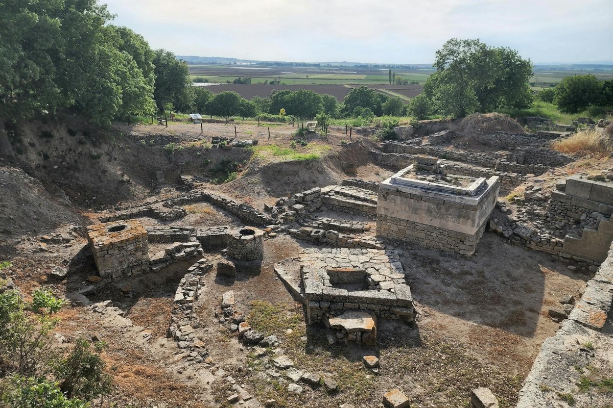 Explore the ancient ruins of Troy in Çanakkale, showcasing remarkable historical architecture.