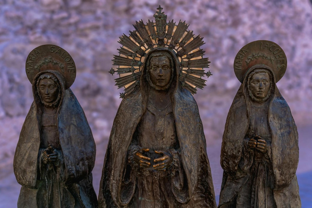 Detailed statue trio in Elche highlighting religious symbolism.