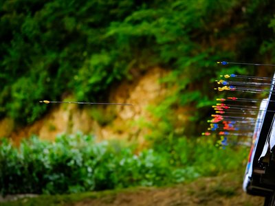 A vibrant scene of multiple arrows shot towards a target in İstanbul, Türkiye.