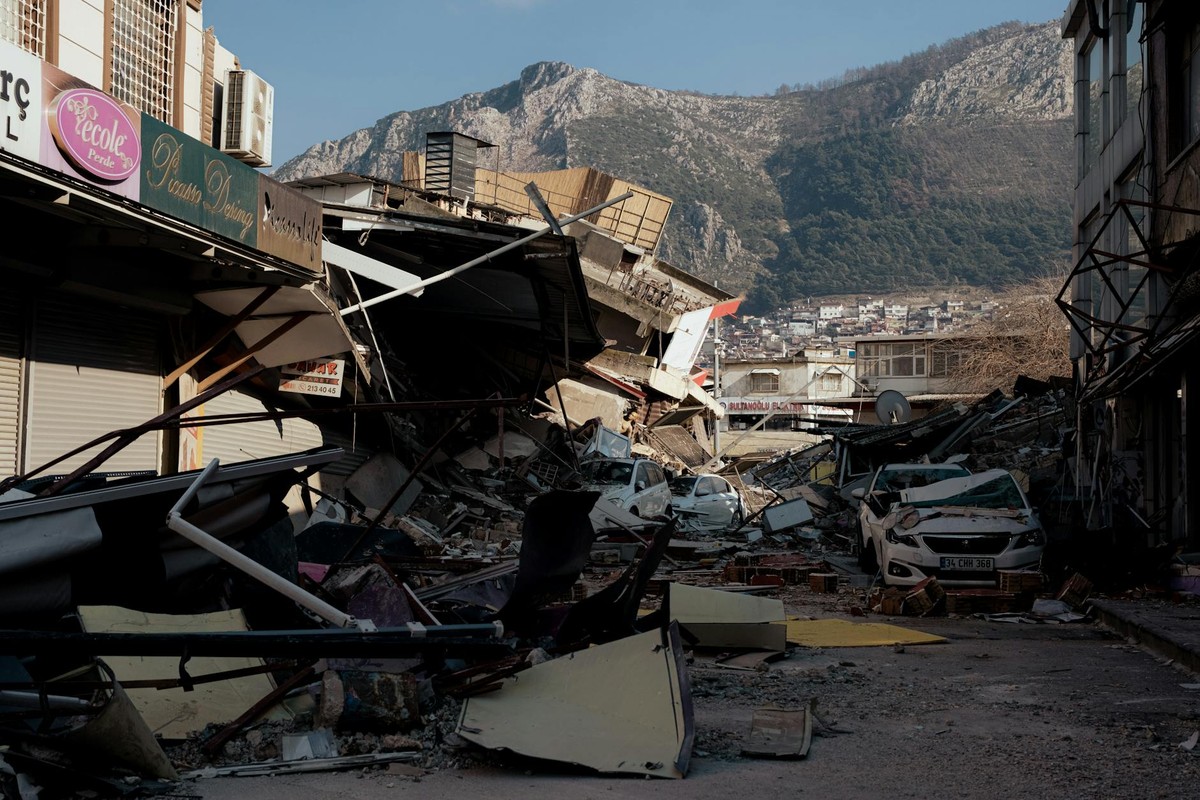 Devastating earthquake destruction in Antakya, showing collapsed buildings and debris.