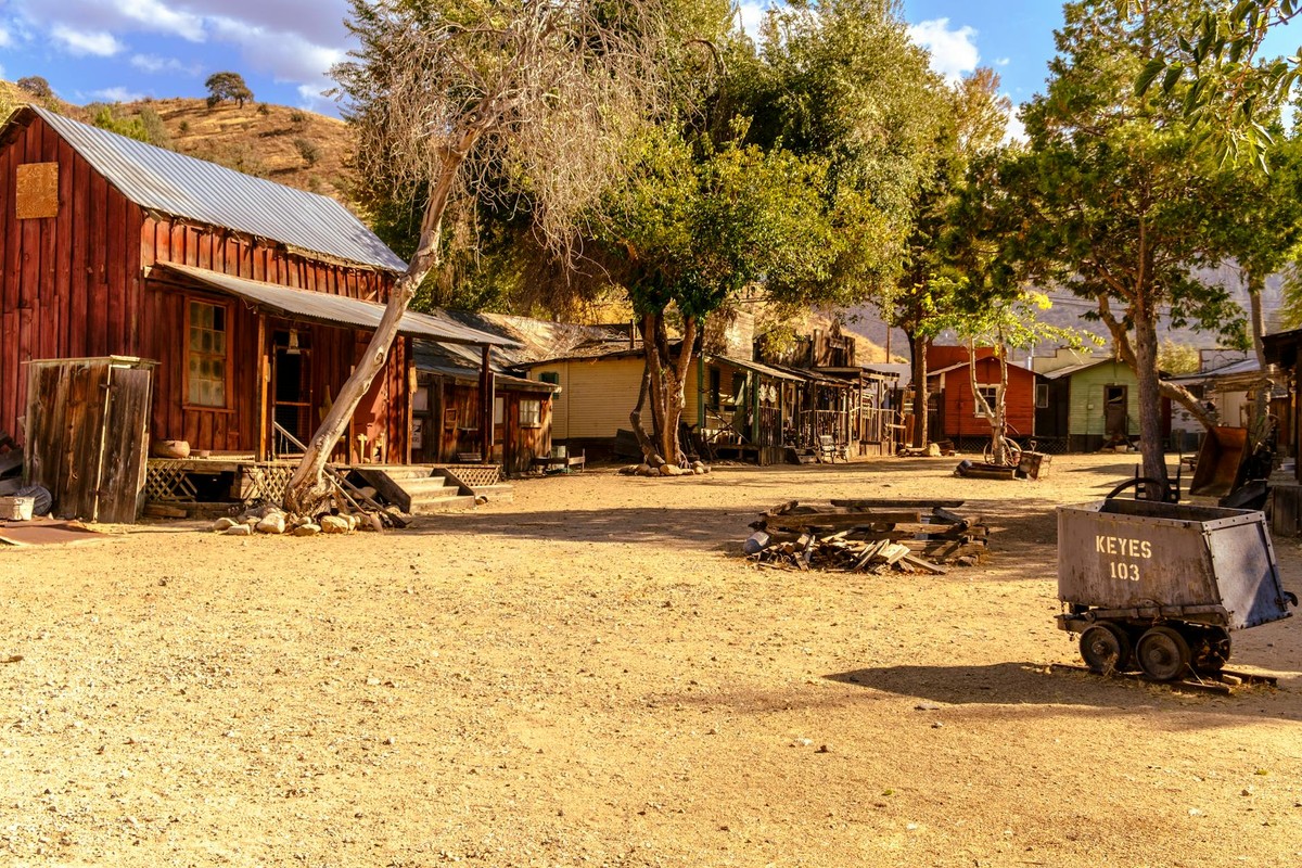 Explore the rustic charm of an abandoned ghost town in California. Captured in warm daylight.
