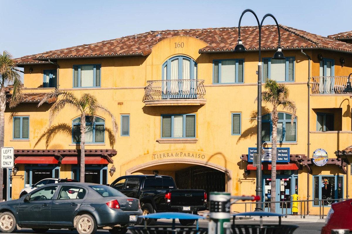Sunny day view of the distinctive Tierra de Paraíso building in Pismo Beach, California.