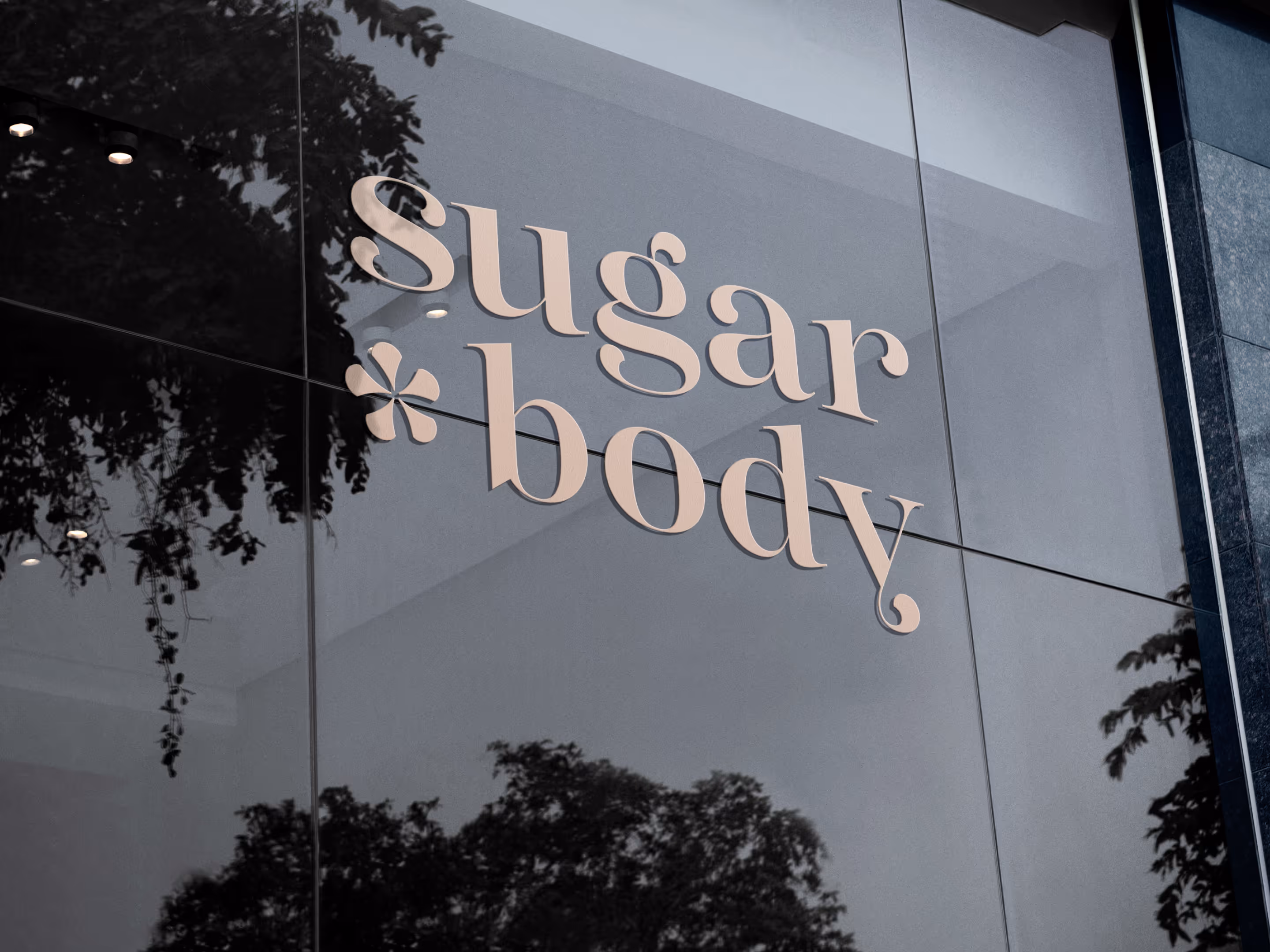 Elegantes 3D-Logo-Mockup von Sugar Body auf einer Glasfassade mit Baumspiegelungen, das die hochwertige und exklusive Außenpräsenz der Beauty-Marke zeigt.