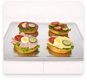 Platte voller belegter Frühstücksbrötchen