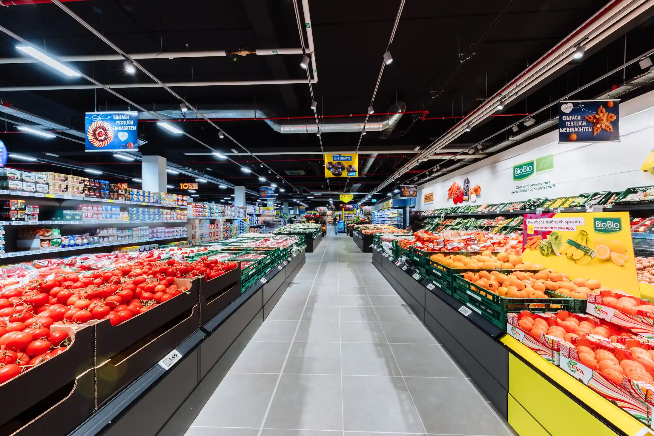 Moderner Supermarkt mit Obst- und Gemüseabteilung