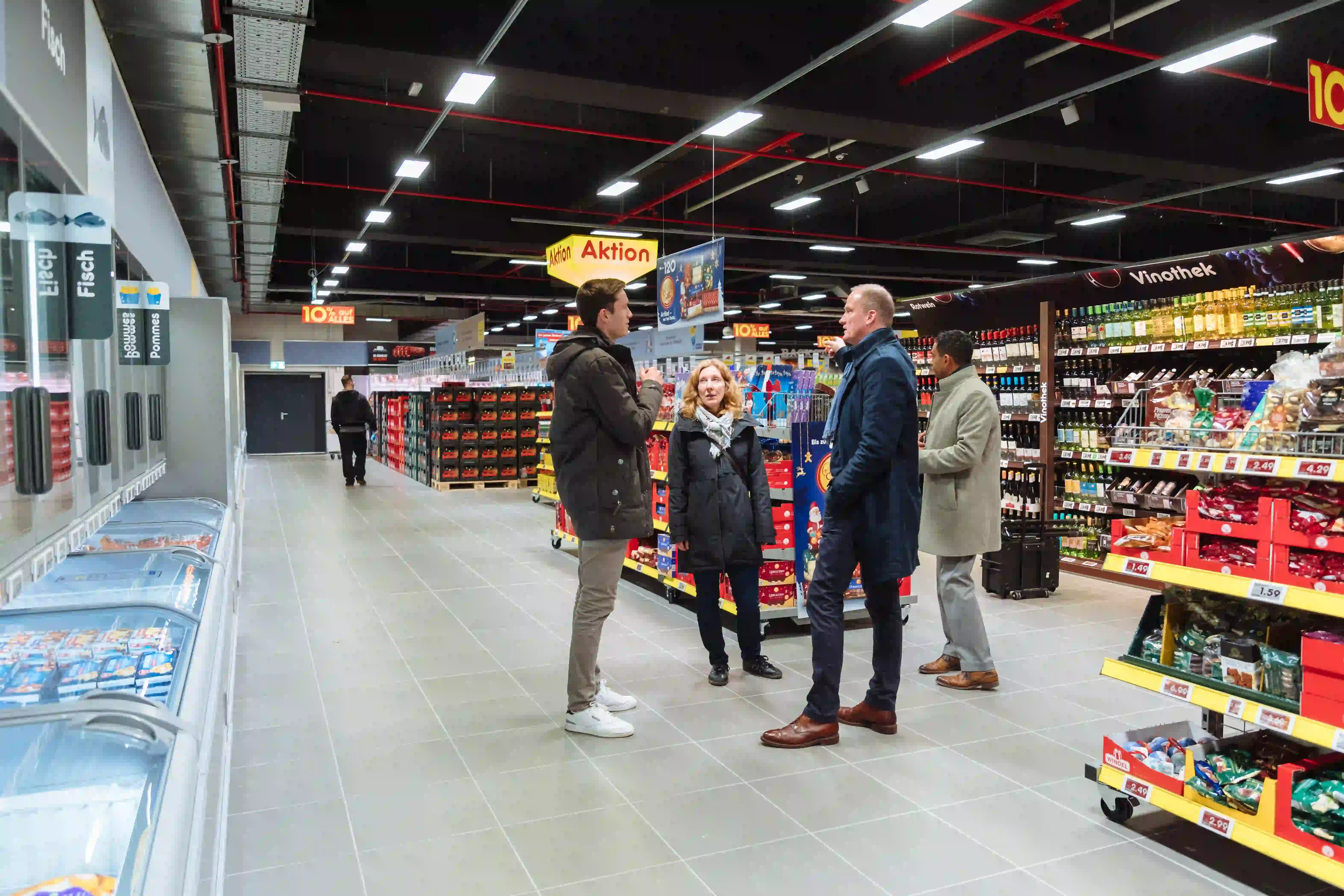 Mehrere Personen bei der Besichtigung des neuen Netto Flagship-Store