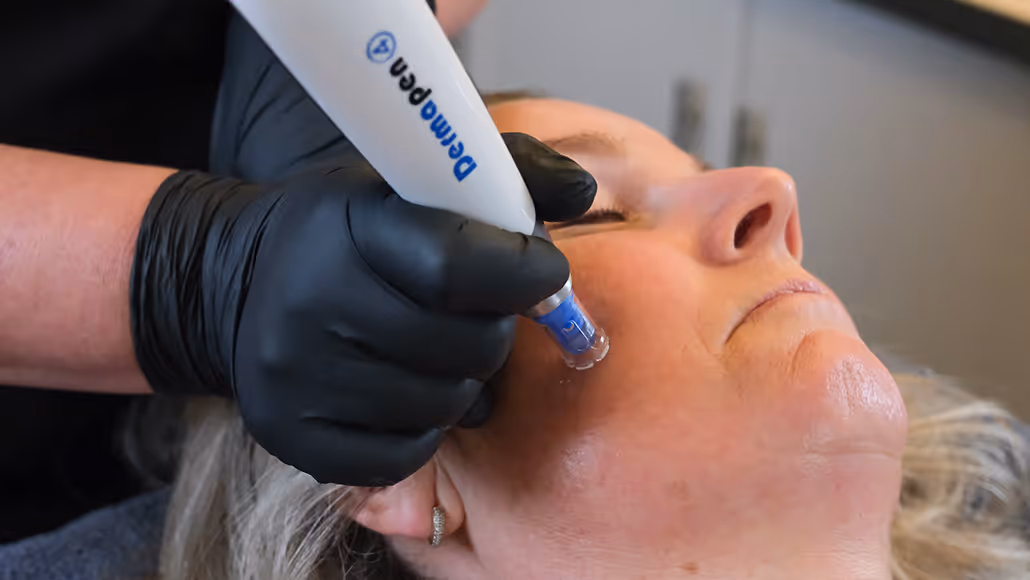 Vrouw ontvangt een professionele gezichtsbehandeling bij Essenzi Huidstudio