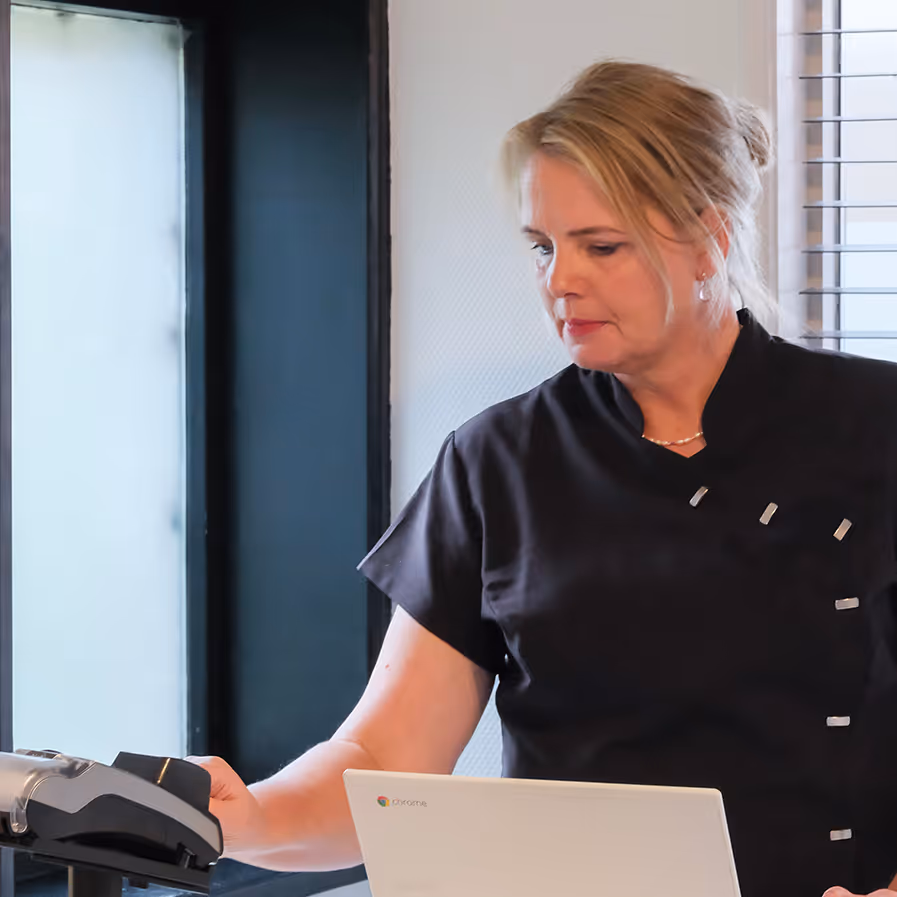 specialistische huidbehandeling door huidspecialist Essenzi