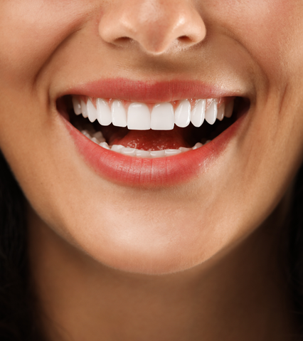 Medic stomatolog efectuează un tratament dentar folosind instrumente speciale pe un pacient decubitus dorsal.