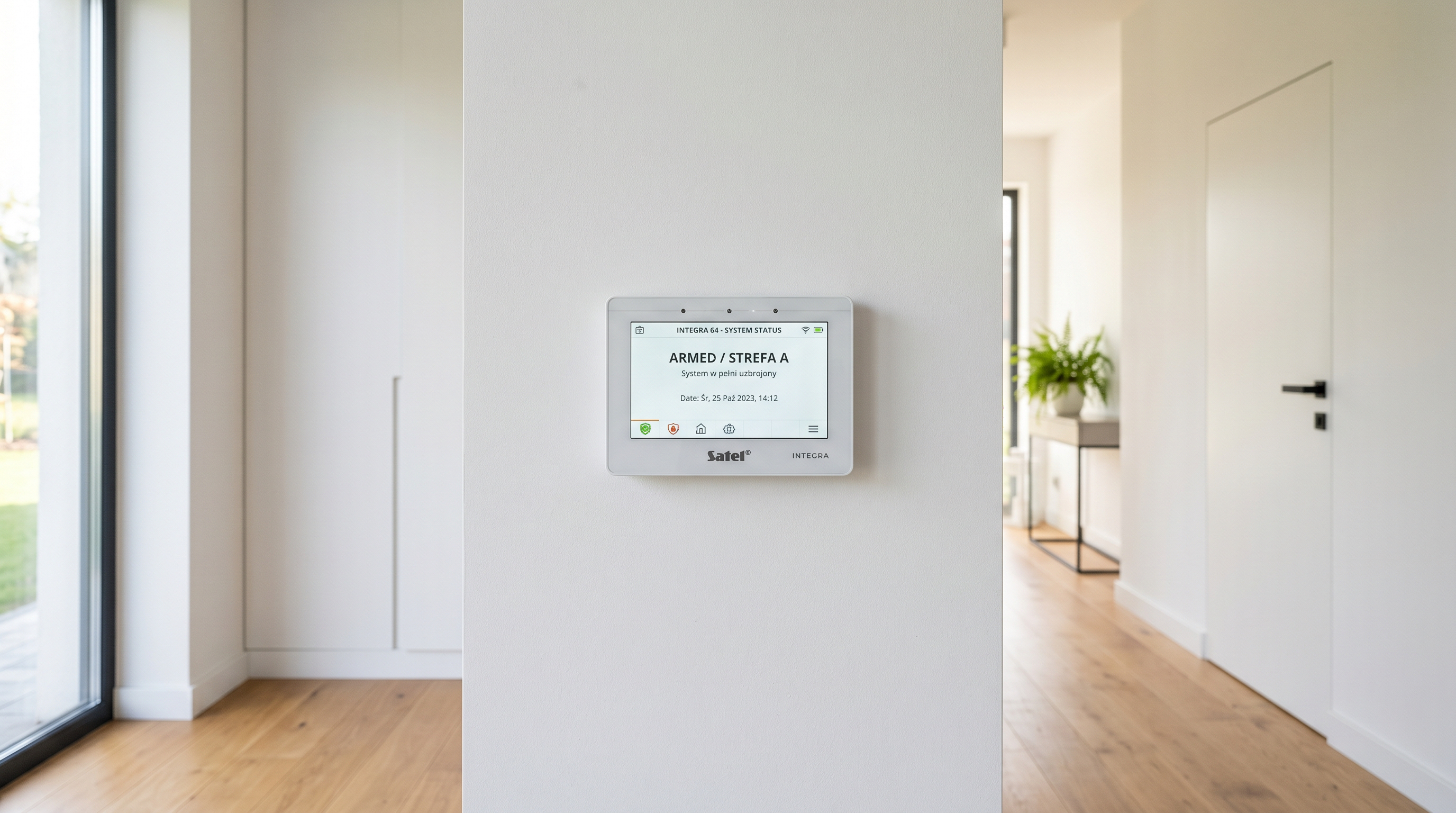 Ein modernes Bedienteil einer Einbruchmeldeanlage ist dezent an der Wand eines hellen Wohnhauses installiert. Das Motiv steht für komfortable Sicherheitssteuerung im privaten Umfeld und zeigt, wie sich professionelle Alarmtechnik unauffällig in moderne Architektur integrieren lässt.