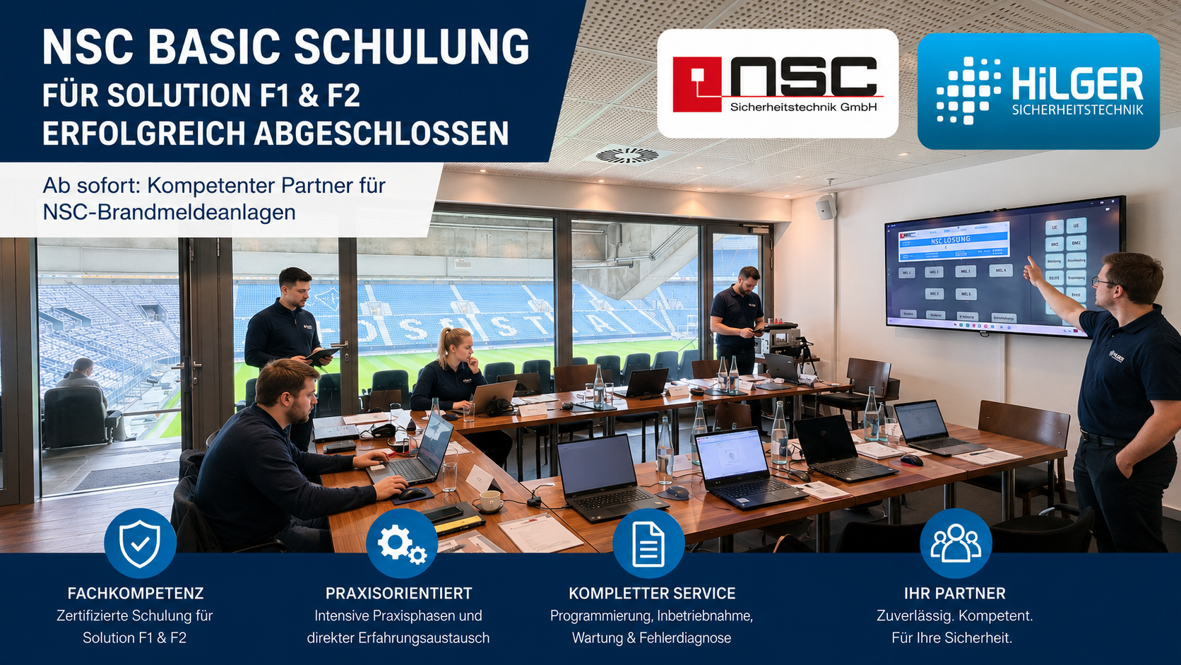 Das Bild zeigt eine moderne Schulungssituation im Bereich Brandmeldetechnik. Mehrere Teilnehmer arbeiten an Laptops in einem Konferenzraum mit Blick auf ein Stadion. Auf einem großen Bildschirm wird die Bedienoberfläche einer NSC-Brandmeldeanlage dargestellt. Grafische Elemente heben die erfolgreich absolvierte NSC Basic Schulung für die Brandmeldezentralen Solution F1 und F2 hervor. Die Logos von NSC Sicherheitstechnik GmbH und Hilger Sicherheitstechnik sind eingebunden. Zusätzlich werden die Schwerpunkte der Qualifizierung dargestellt: Fachkompetenz, praxisorientierte Ausbildung, kompletter Service für NSC-Anlagen sowie die Rolle als kompetenter Partner für Planung, Inbetriebnahme, Wartung und Fehlerdiagnose von Brandmeldeanlagen.