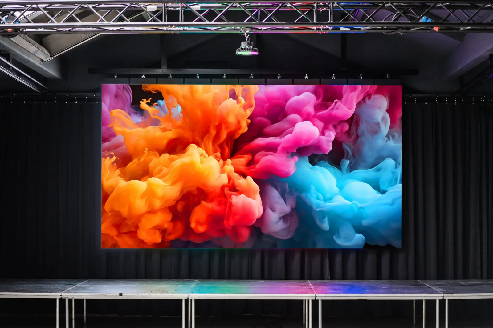 LED-Wall auf der Bühne – LEDWALL360 sucht Aufbaupartner und Techniker