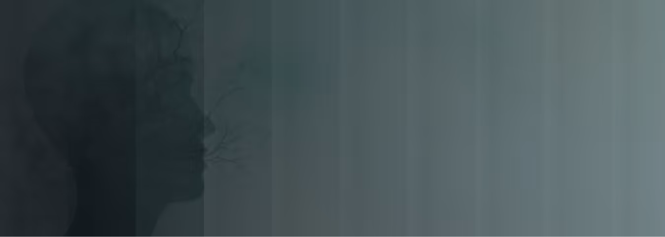 Sombra do perfil de uma cabeça humana com ramos de árvore saindo da boca, sobre fundo em tons verdes escuros e cinza.