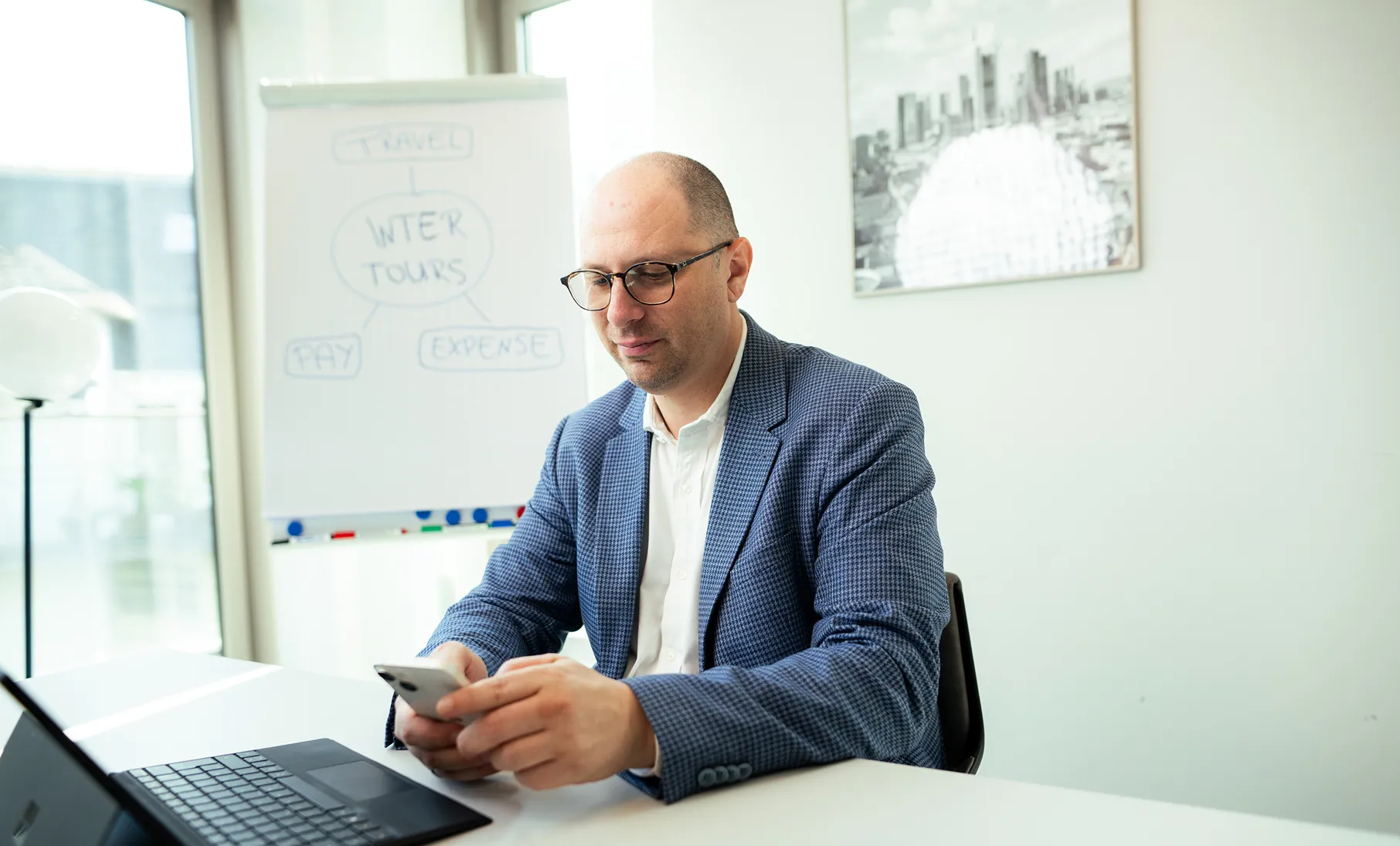 Marc Will in Reisebesprechung für Unternehmen