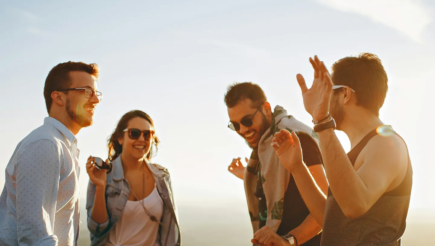 Frohe Menschen auf Reise