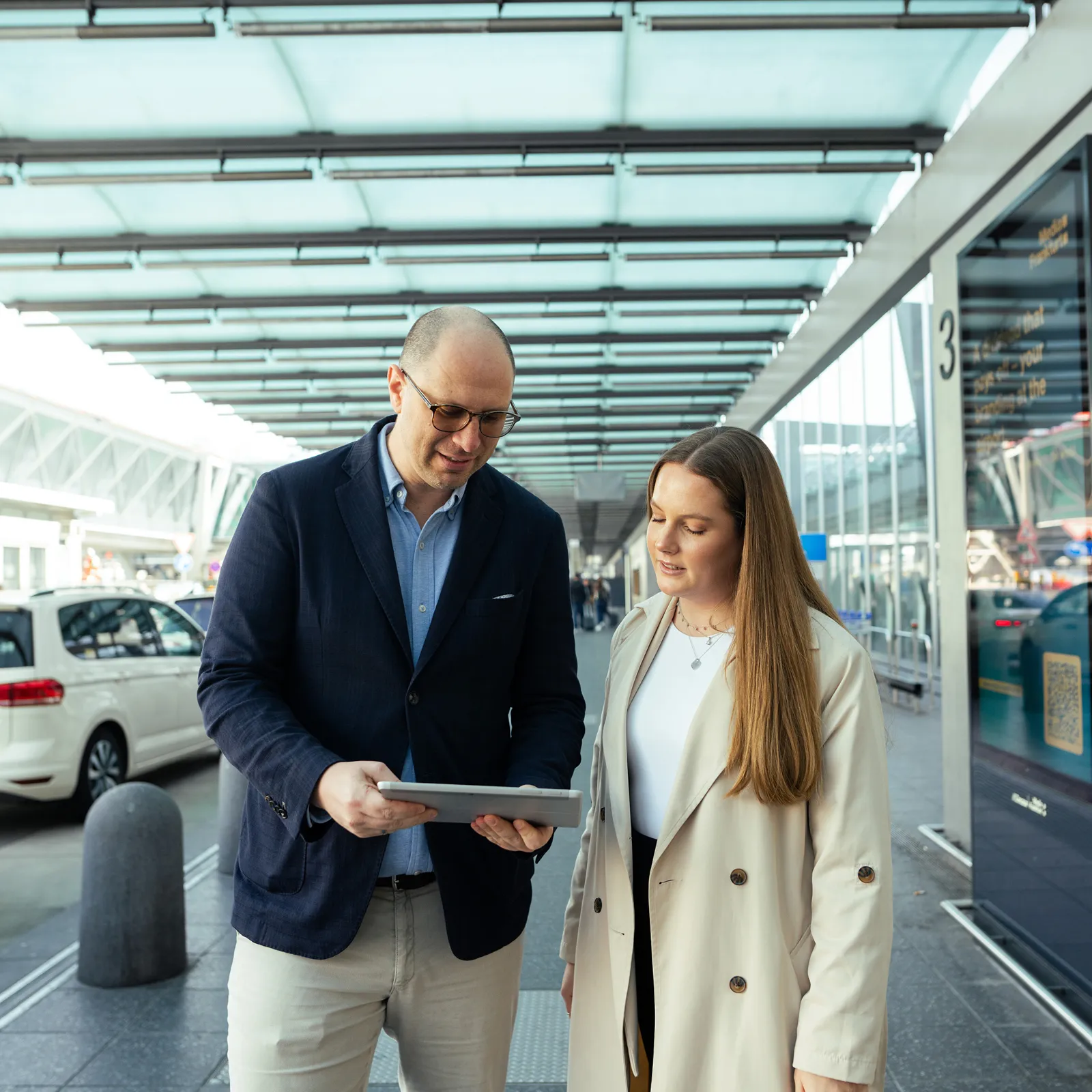 Zwei Menschen am Reisen